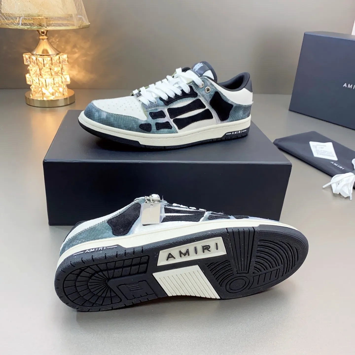 p580🐮🐮AMIRI Couple Style👑 The latest The Pacific Series Couple Style💀🦴Bone Stars Casual Sports Shoes Skateboard Shoes✔️ AMIRI's Pacific shoes are a sneaker that combines luxury and street style. Many celebrities and Internet celebrities have the same style. Its design and workmanship are very exquisite. Made of high-grade cow leather, soft to the touch and highly durable. 💎Fabrics: Original custom imported first-layer cowhide 💎Inner lining: Original customized breathable mesh 💎Foot: Original injection molded one-piece, comfortable, wear-resistant and not tiring for feet 💎Outsole: Original 1:1 molded three-color sole Original outsole 💎Sole thickness: 3CM 💎Size: Female 35-40 Male 39-46 💎Price; Top version 👑Special remarks Remark: (Female size 34 40 . Men's sizes 38 45 46 are customized and cannot be returned or exchanged. Please note when ordering! Thank you🤝🤝